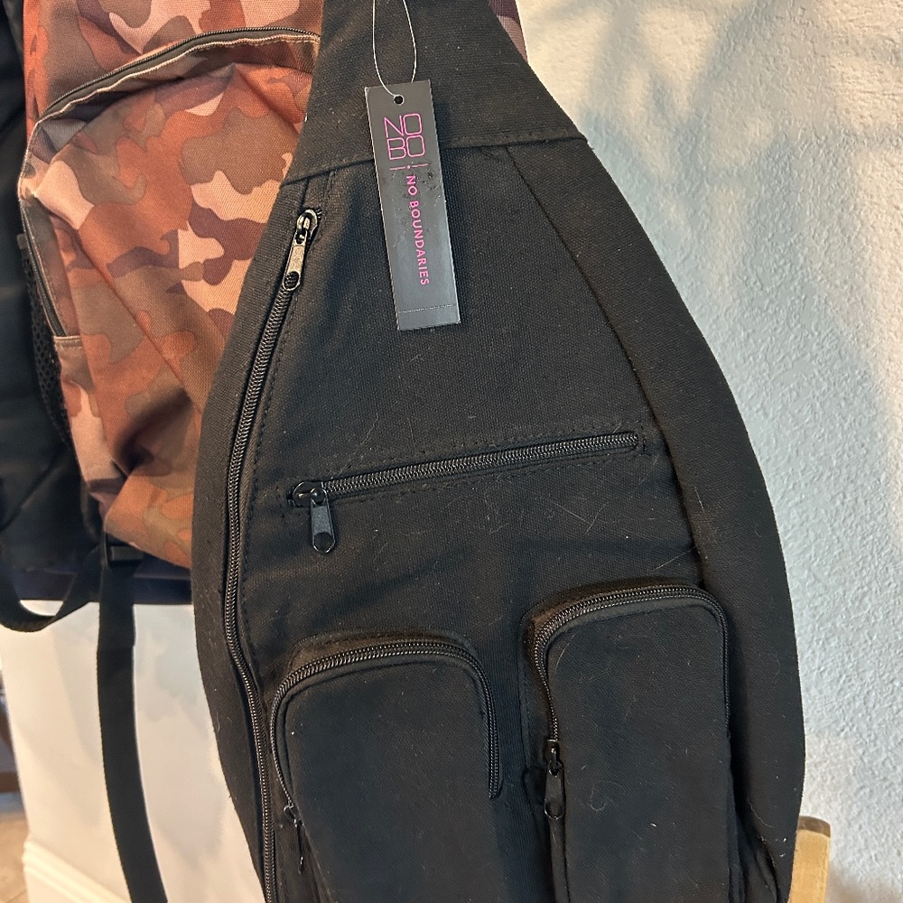 Men’s Black Sling Bag w/3 Front Zip Pockets
